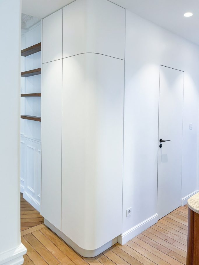 Rangements intégrés dans l’entrée d’un appartement parisien