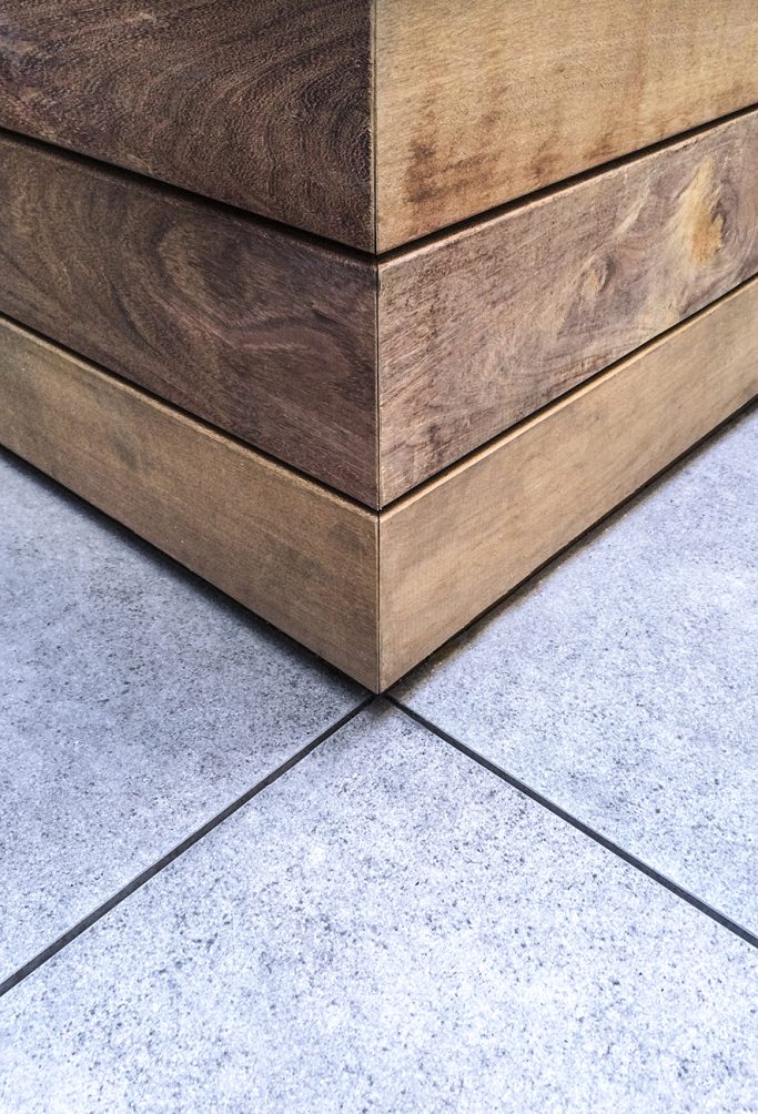 Détail de menuiserie en bois et sol minéral