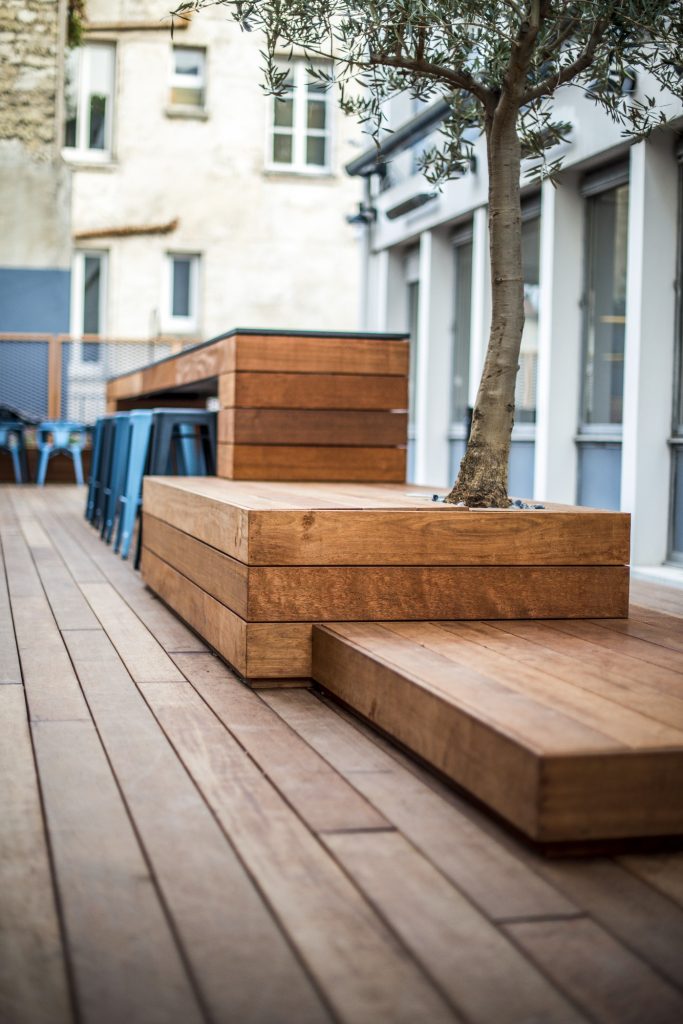 Banquette sur mesure autour d’un arbre sur la terrasse