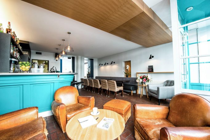 Espace lounge du restaurant avec plafond en bois