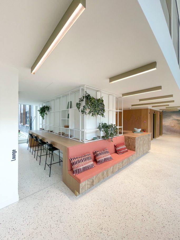 Espace d’accueil et salon dans un lobby contemporain