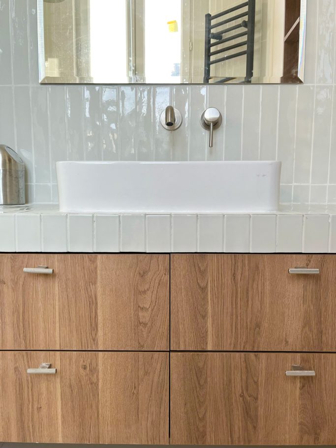 Meuble vasque en bois dans une salle de bains contemporaine