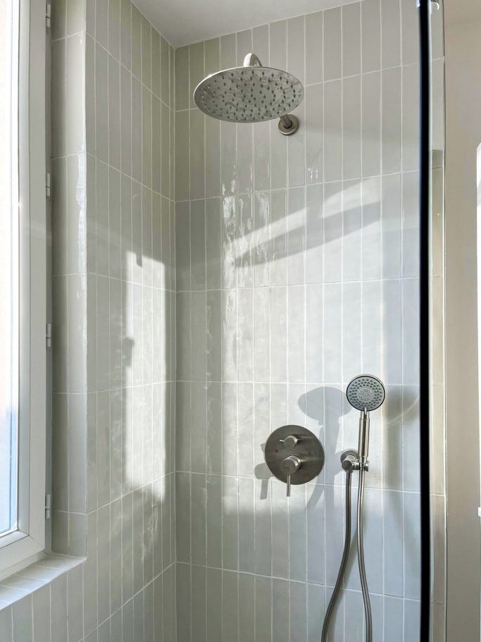 Douche carrelée dans une salle de bains rénovée