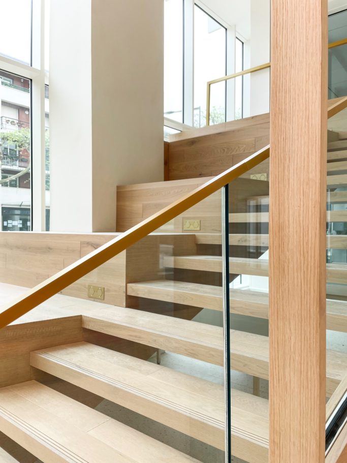 Détail de l’escalier et garde-corps en bois