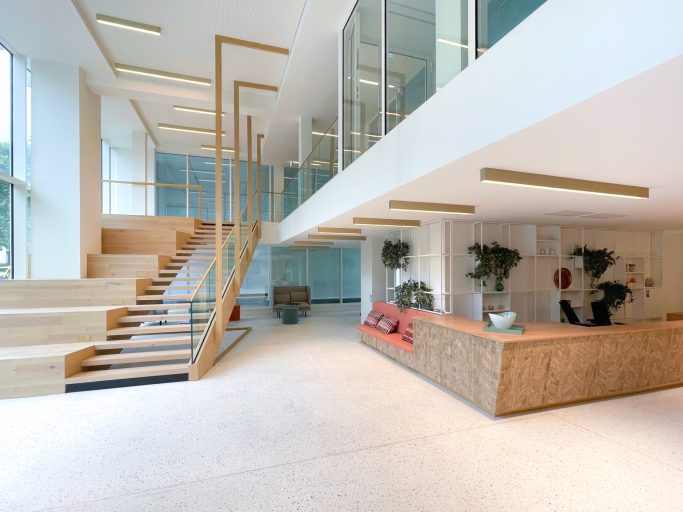 Lobby contemporain avec escalier et réception