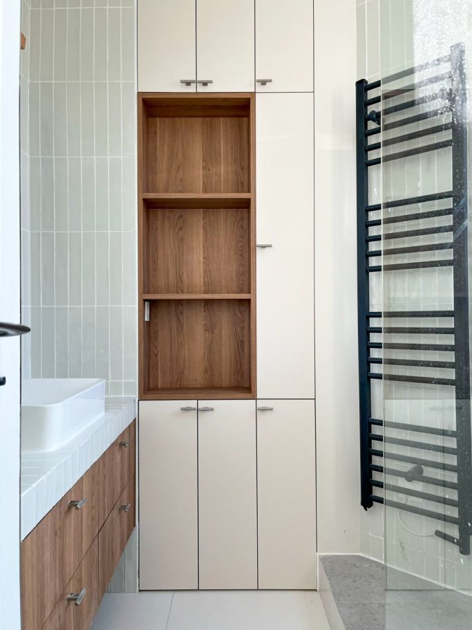 Salle de bains avec rangements intégrés et sèche-serviettes