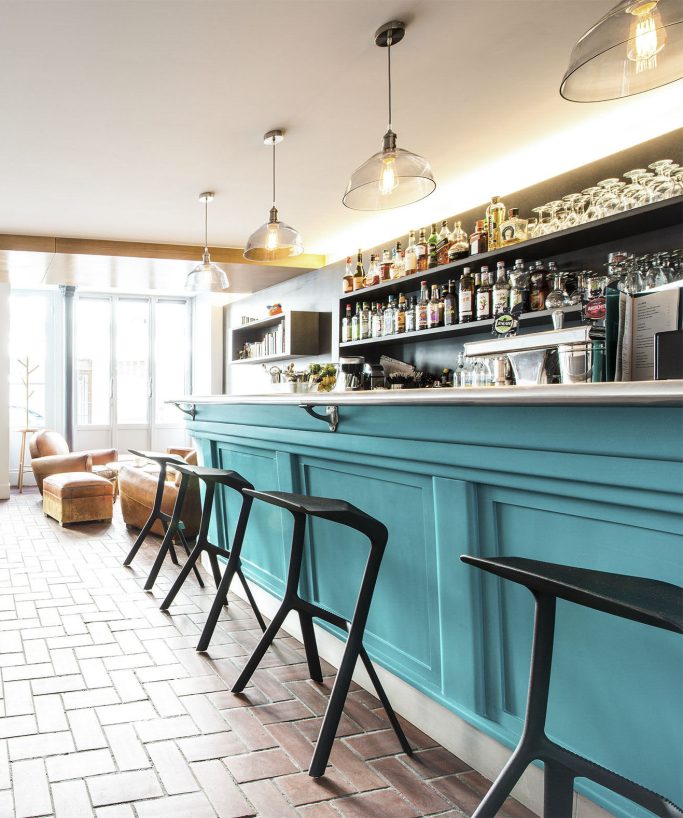 Bar turquoise et espace de restauration