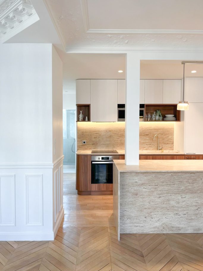 Cuisine ouverte d’un appartement rénové à Paris 18e