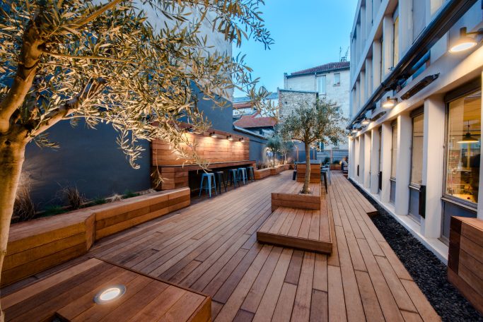 Terrasse professionnelle Oodrive avec platelage en bois