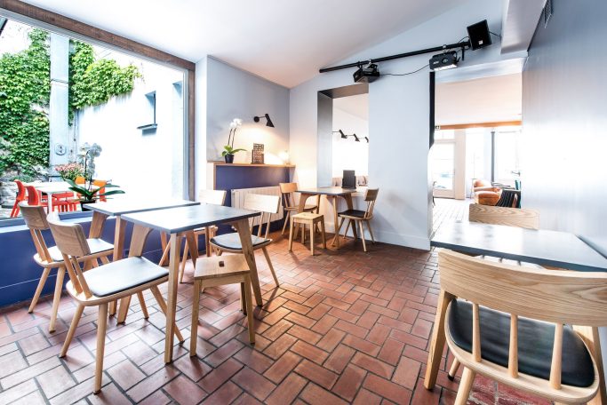 Salle du restaurant avec sol en terre cuite