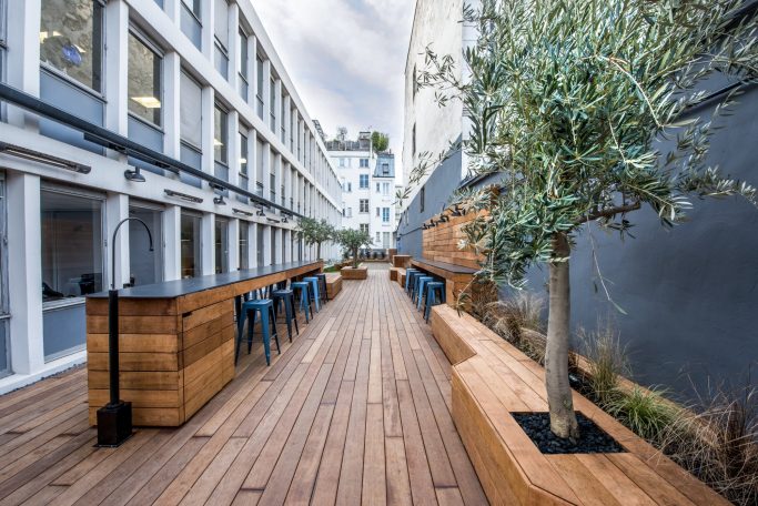 Terrasse végétalisée avec banquettes en bois